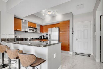 2030 Douglas Rd in Miami, FL - Building Photo - Building Photo