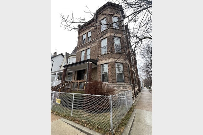 4032 N Wolcott Ave