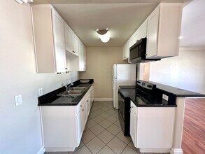 1720 Newport Ave in Long Beach, CA - Building Photo - Building Photo