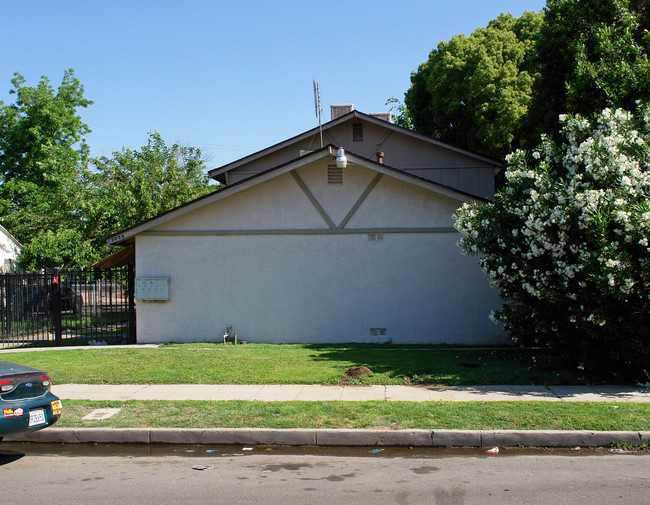 2025 E White Ave in Fresno, CA - Building Photo - Building Photo