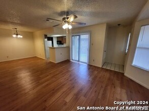 6350 Cambridge Dr in San Antonio, TX - Foto de edificio - Building Photo