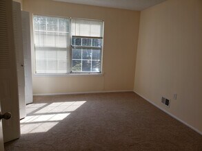 8 Holly Ct in Trenton, NJ - Building Photo - Building Photo