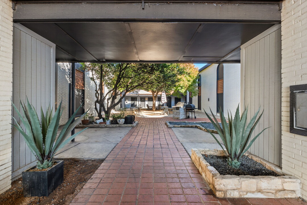 Anderson Flats Apartments in Austin, TX - Building Photo