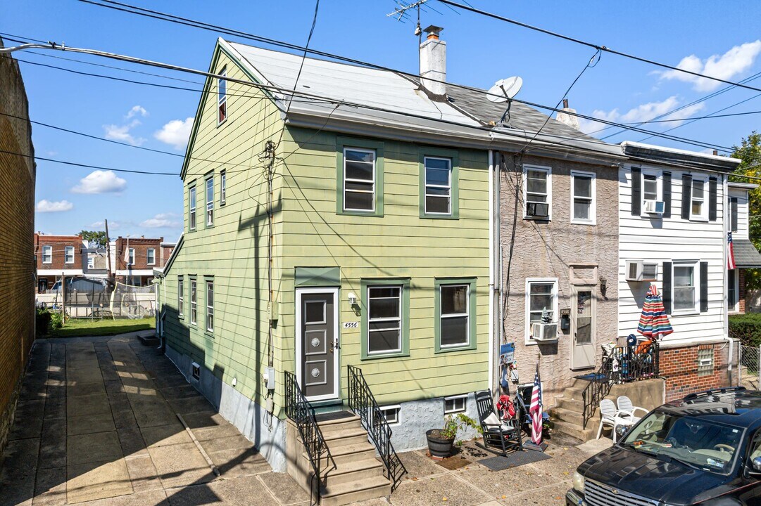 4556 E Thompson St in Philadelphia, PA - Building Photo