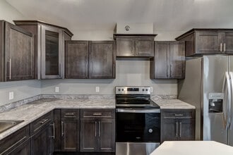 1000 N Hillcrest Pky, Unit 105 in Altoona, WI - Foto de edificio - Building Photo