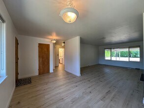 1302 12th St NE in Auburn, WA - Building Photo - Building Photo