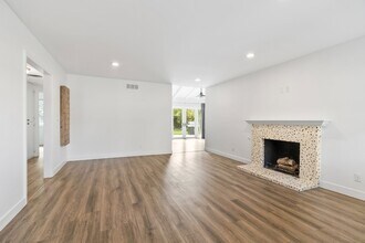 135 N Barnwell St in Oceanside, CA - Foto de edificio - Building Photo