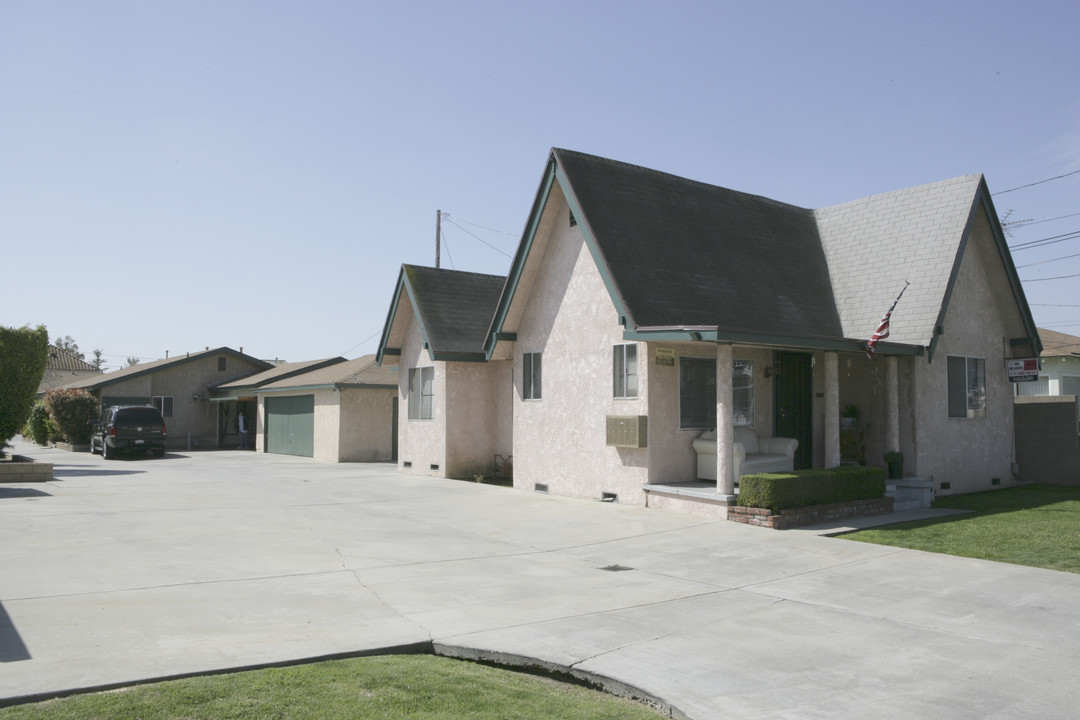 8814-8818 1/2 Ramona St. in Bellflower, CA - Foto de edificio