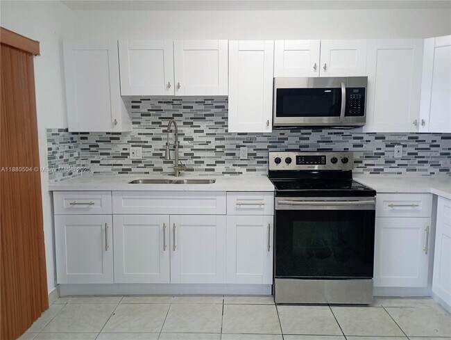 2531 W 60th Pl in Hialeah, FL - Building Photo - Building Photo