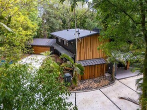 6525 SW 133rd Dr in Pinecrest, FL - Foto de edificio - Building Photo