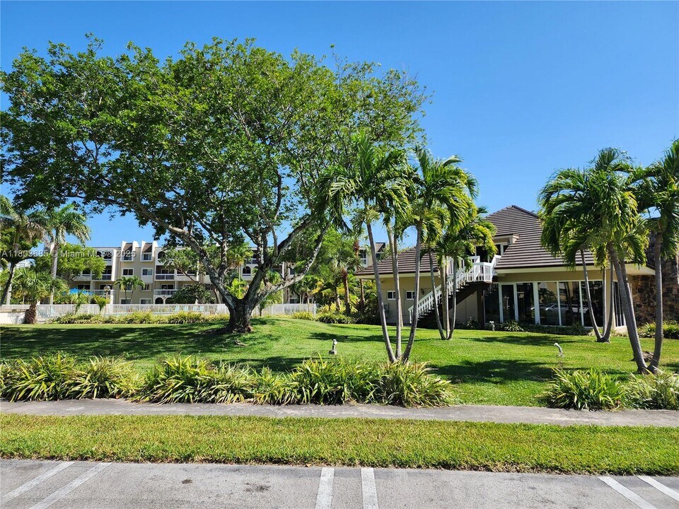 7820 Camino Real in Miami, FL - Building Photo