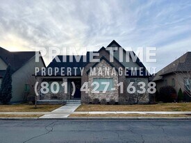 10767 N Town Ctr W in Highland, UT - Building Photo