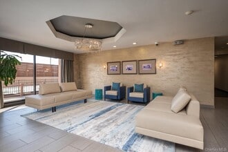 100 W Broadway in Long Beach, NY - Foto de edificio - Building Photo