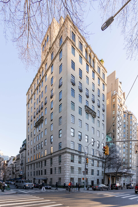 2 E 67th St in New York, NY - Building Photo