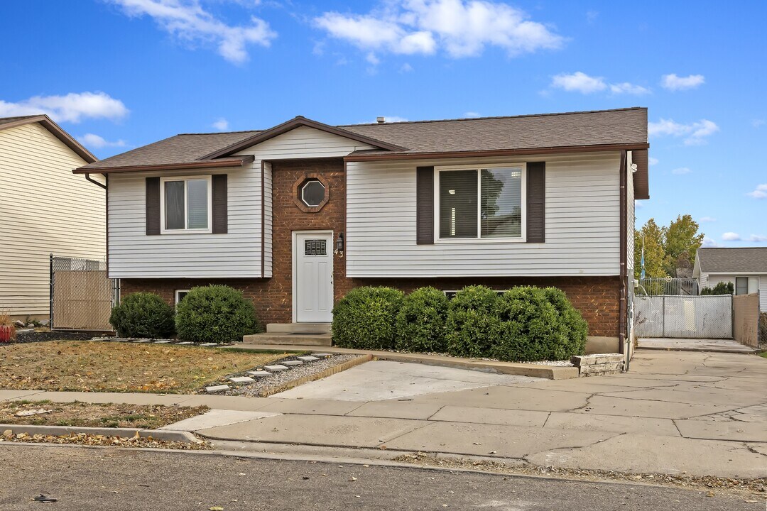 437 W 2400 S in Clearfield, UT - Building Photo