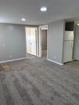 818 Highland Ave, Unit B in Williamstown, WV - Building Photo