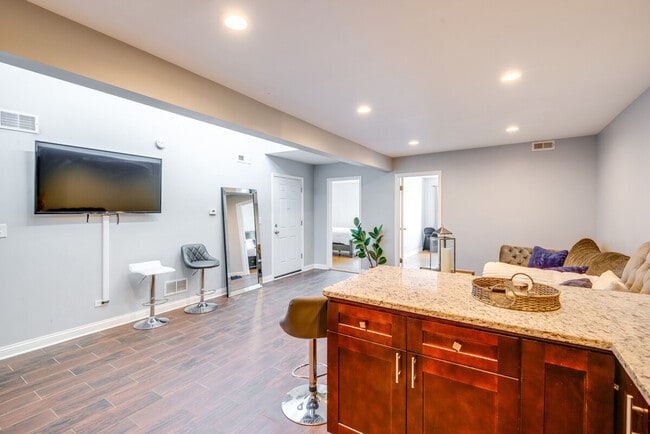 8136 S Kedzie Ave in Chicago, IL - Building Photo - Building Photo