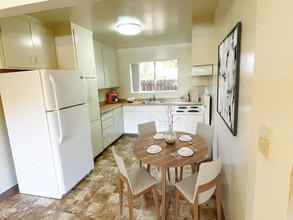 San Jule Apartments in Sunnyvale, CA - Foto de edificio - Building Photo