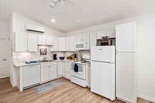 720 Pritchett Ln in Seven Points, TX - Building Photo