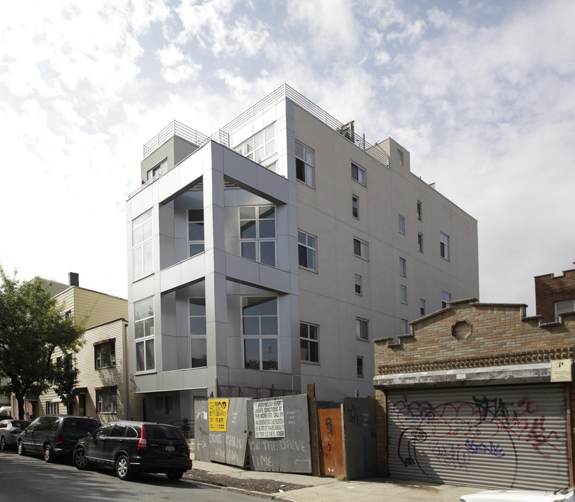 447 Humboldt St in Brooklyn, NY - Building Photo