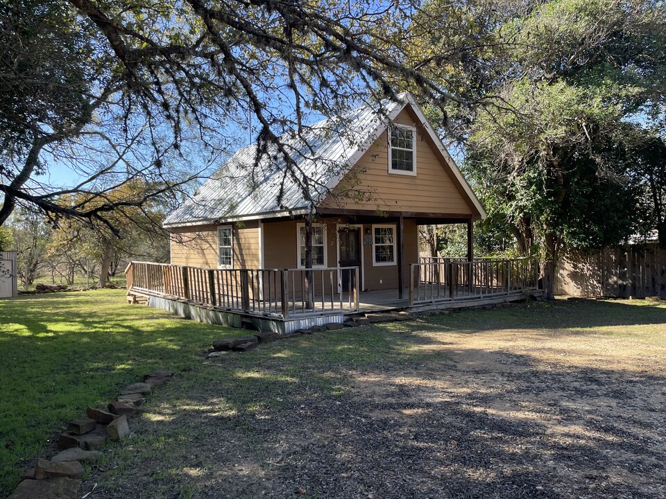 301 Madrona Ln in Bandera, TX - Foto de edificio