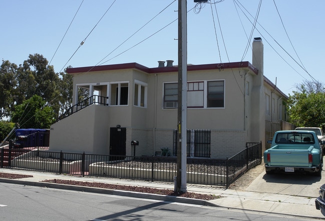 488 E 8th St in Pittsburg, CA - Foto de edificio - Building Photo