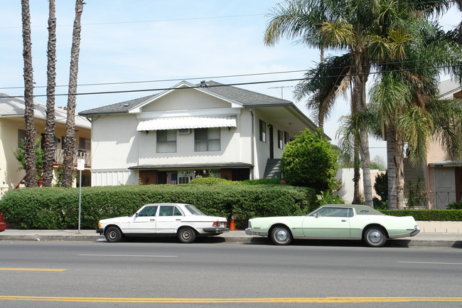 6624 Woodman Ave in Van Nuys, CA - Foto de edificio - Building Photo