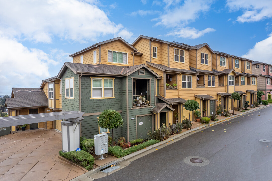 6099 Old Quarry Loop in Oakland, CA - Foto de edificio