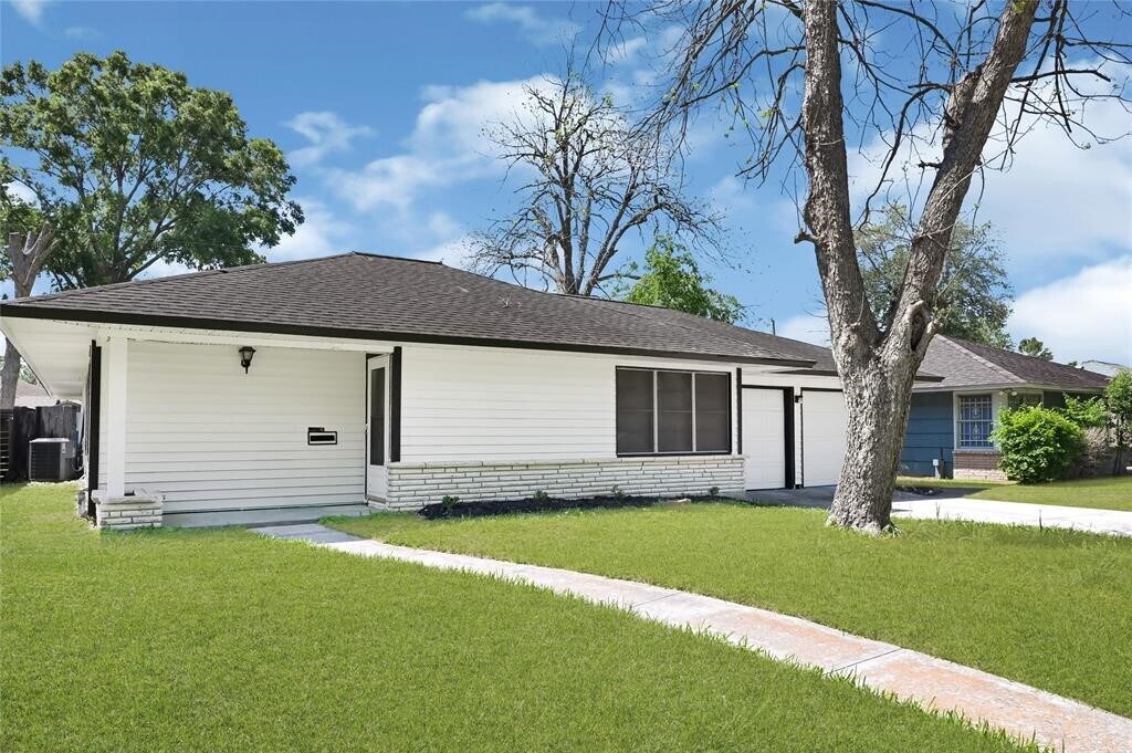 5538 Berry Creek Dr in Houston, TX - Building Photo