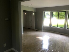 10255 Wayne Rd in Livonia, MI - Foto de edificio - Building Photo