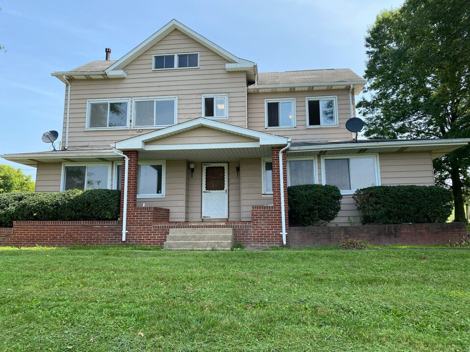 108 Seneca Ln in Evans City, PA - Building Photo
