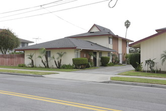 704-708 Clay Ave in Huntington Beach, CA - Foto de edificio - Building Photo