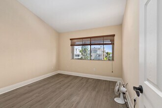 3965 Nobel Dr, Unit 242- in San Diego, CA - Foto de edificio - Building Photo