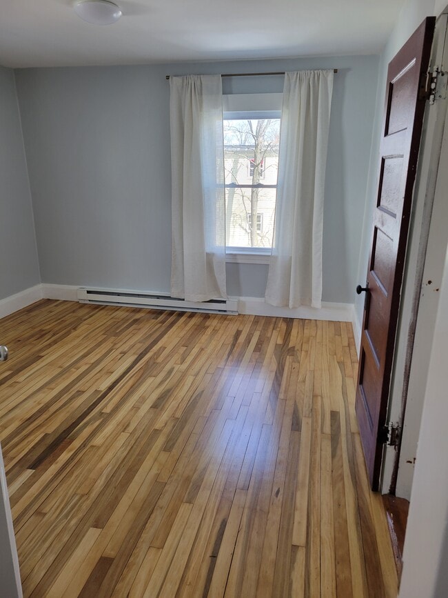 28 Graham St, Unit 2R in Leominster, MA - Foto de edificio - Building Photo