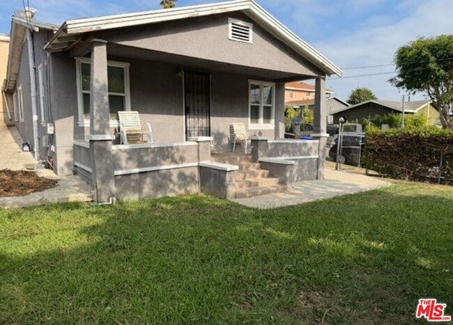 1302 N Chester Ave in Inglewood, CA - Building Photo - Building Photo