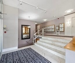 20 Hammond Pond Pkwy in Newton, MA - Foto de edificio - Building Photo