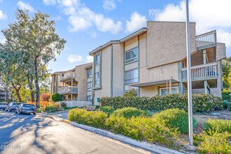 327 Chestnut Hill Ct in Thousand Oaks, CA - Foto de edificio - Building Photo