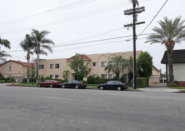 Valli Hacienda in Van Nuys, CA - Building Photo - Building Photo