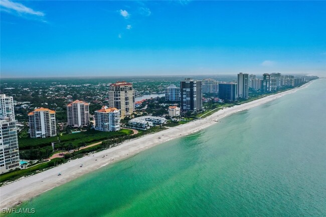 20 Seagate Dr in Naples, FL - Foto de edificio - Building Photo
