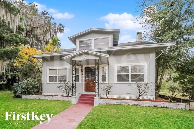 property at 109 E Palmetto Ave
