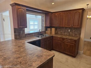 9804 NW 43rd St in Sunrise, FL - Building Photo - Building Photo