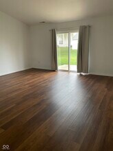 1195 Count Turf Ct in New Whiteland, IN - Foto de edificio - Building Photo