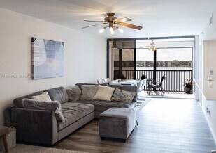 105 Lake Emerald Dr in Oakland Park, FL - Building Photo - Building Photo