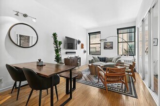 43 E 10th St in New York, NY - Building Photo - Building Photo