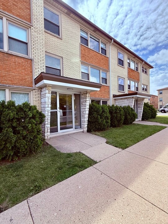 2807 N McVicker Ave in Chicago, IL - Building Photo