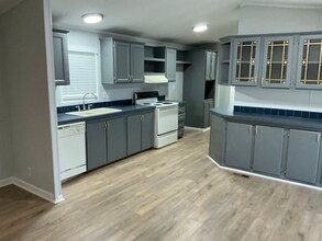 1081 Clara Ln in Little Rock, AR - Foto de edificio - Building Photo