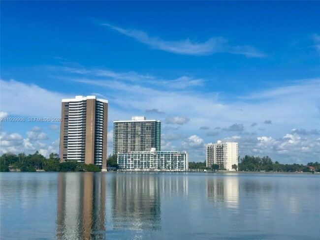 780 NE 69th St, Unit 2506 in El Portal, FL - Foto de edificio - Building Photo