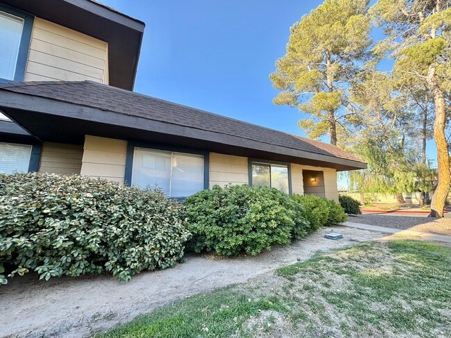 6151 Meadow Vista Ln in Las Vegas, NV - Building Photo - Building Photo