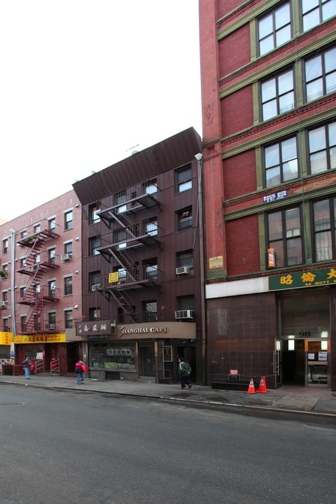 100 Mott St 2nd Floor in New York, NY - Building Photo