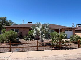 8123 E Mitchell Dr in Scottsdale, AZ - Building Photo